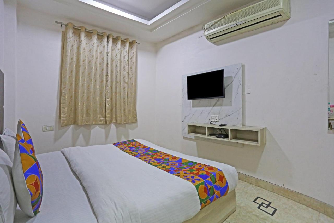 Hotel Sterling Inn, New Delhi Buitenkant foto