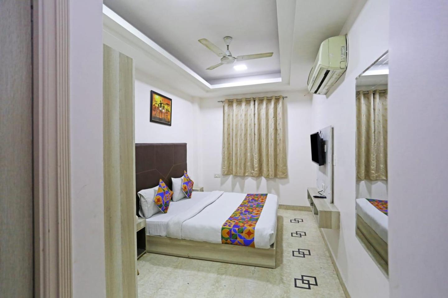 Hotel Sterling Inn, New Delhi Buitenkant foto