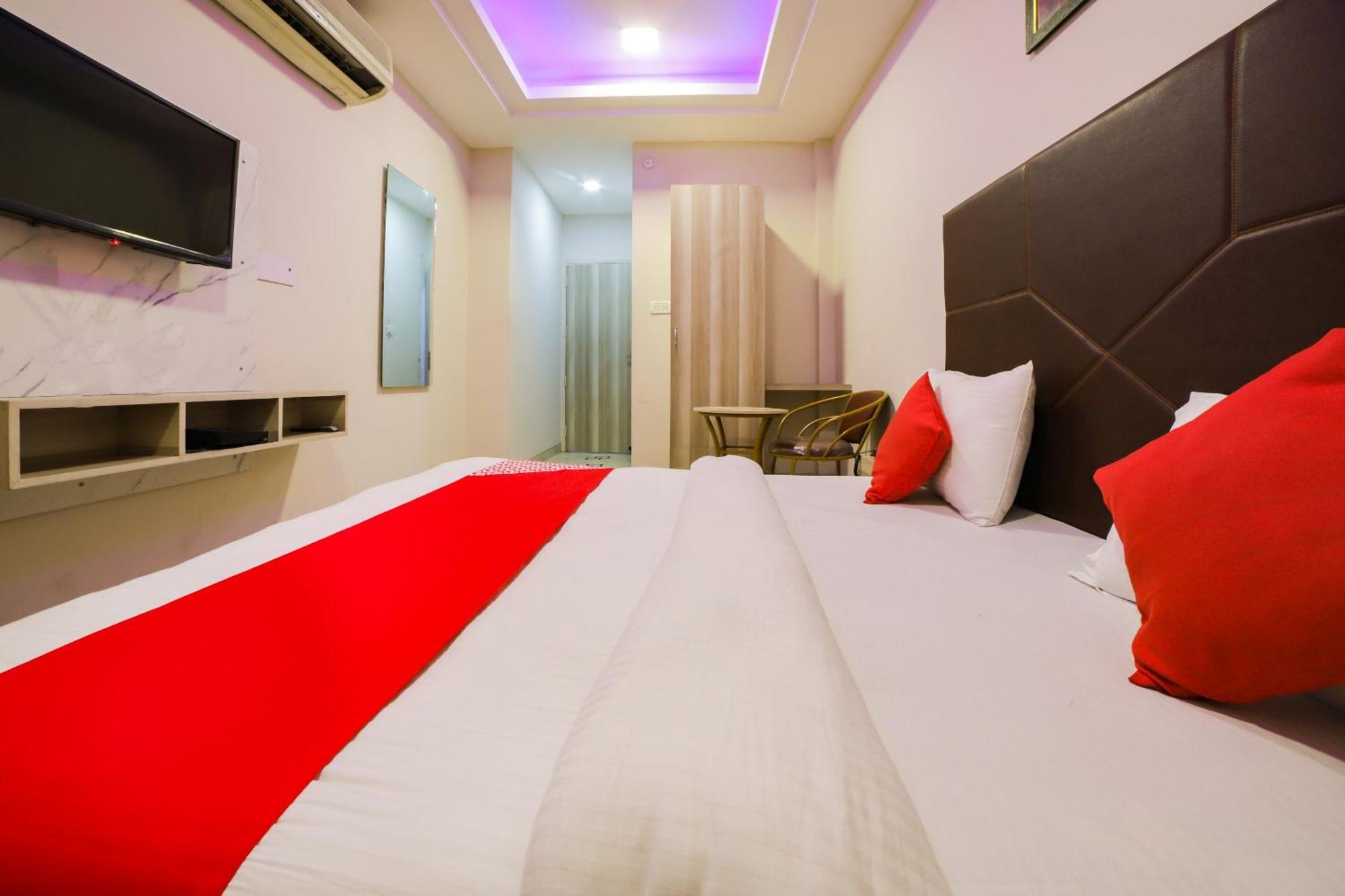 Hotel Sterling Inn, New Delhi Buitenkant foto